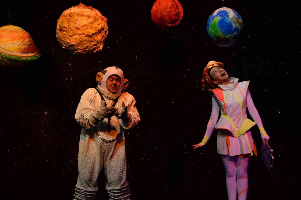 Çocuklar ’Enos ve İo’yu hayranlıkla izledi