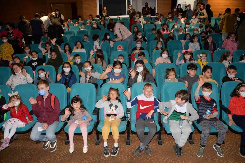 Çocuklar ’Enos ve İo’yu hayranlıkla izledi