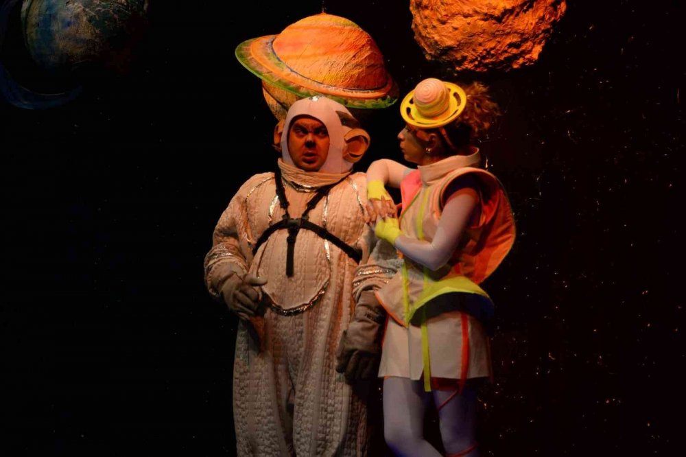 Çocuklar ’Enos ve İo’yu hayranlıkla izledi