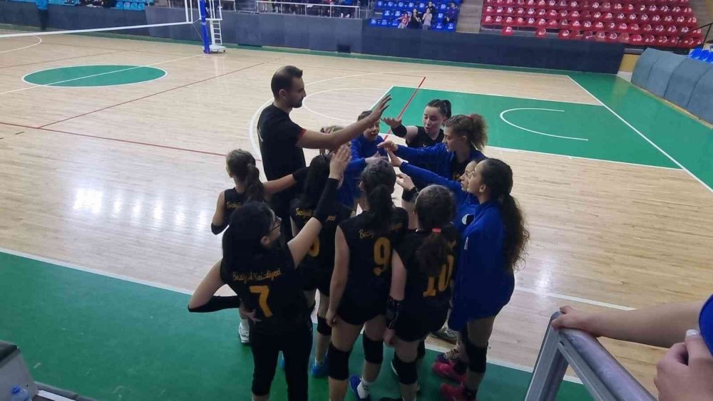 Midi Kızlar Voleybol Takımı Türkiye’nin en iyi 32 takımı arasında