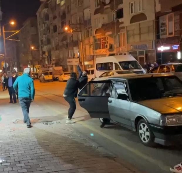 Cadde ortasında bıçaklı kavga...