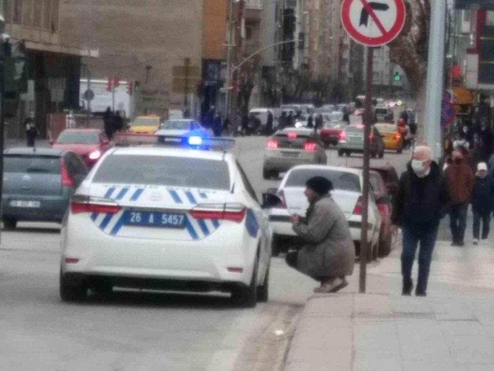 Polisle tartışan mülteciye vatandaşlar tepki gösterdi