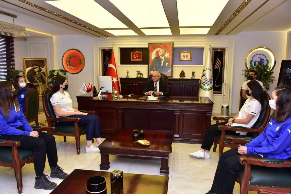 Bozüyük’ün gururu başarılı voleybolculardan Başkan Bakkalcıoğlu’na ziyaret