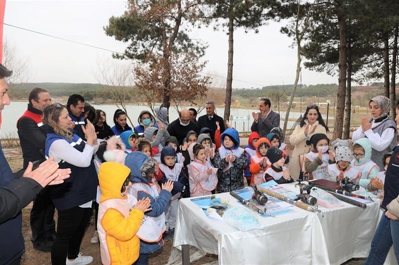 Çocuklar balık tutmayı öğrendi