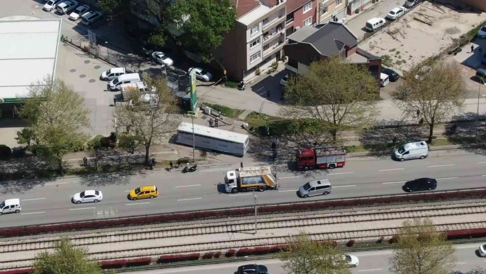 Patlamanın yaşandığı otobüs olay yerinden kaldırıldı...