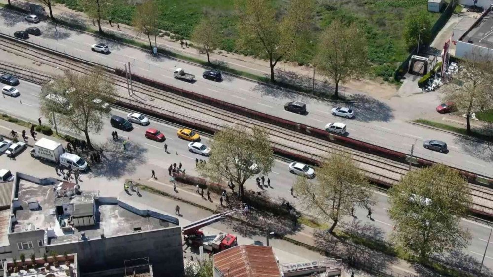 Patlamanın yaşandığı otobüs olay yerinden kaldırıldı...