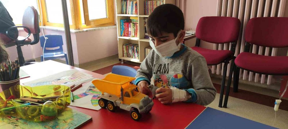 Bu sınıfta çocuklar ellerinde serumlarla eğitim görüyor