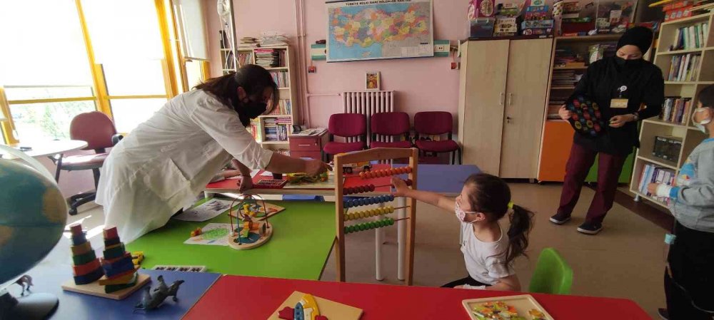 Bu sınıfta çocuklar ellerinde serumlarla eğitim görüyor