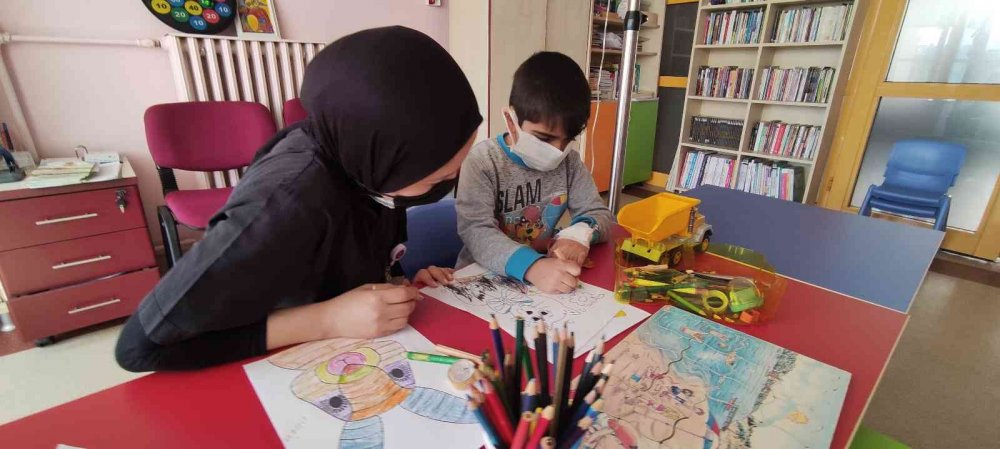 Bu sınıfta çocuklar ellerinde serumlarla eğitim görüyor