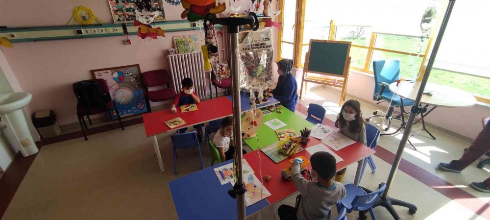 Bu sınıfta çocuklar ellerinde serumlarla eğitim görüyor