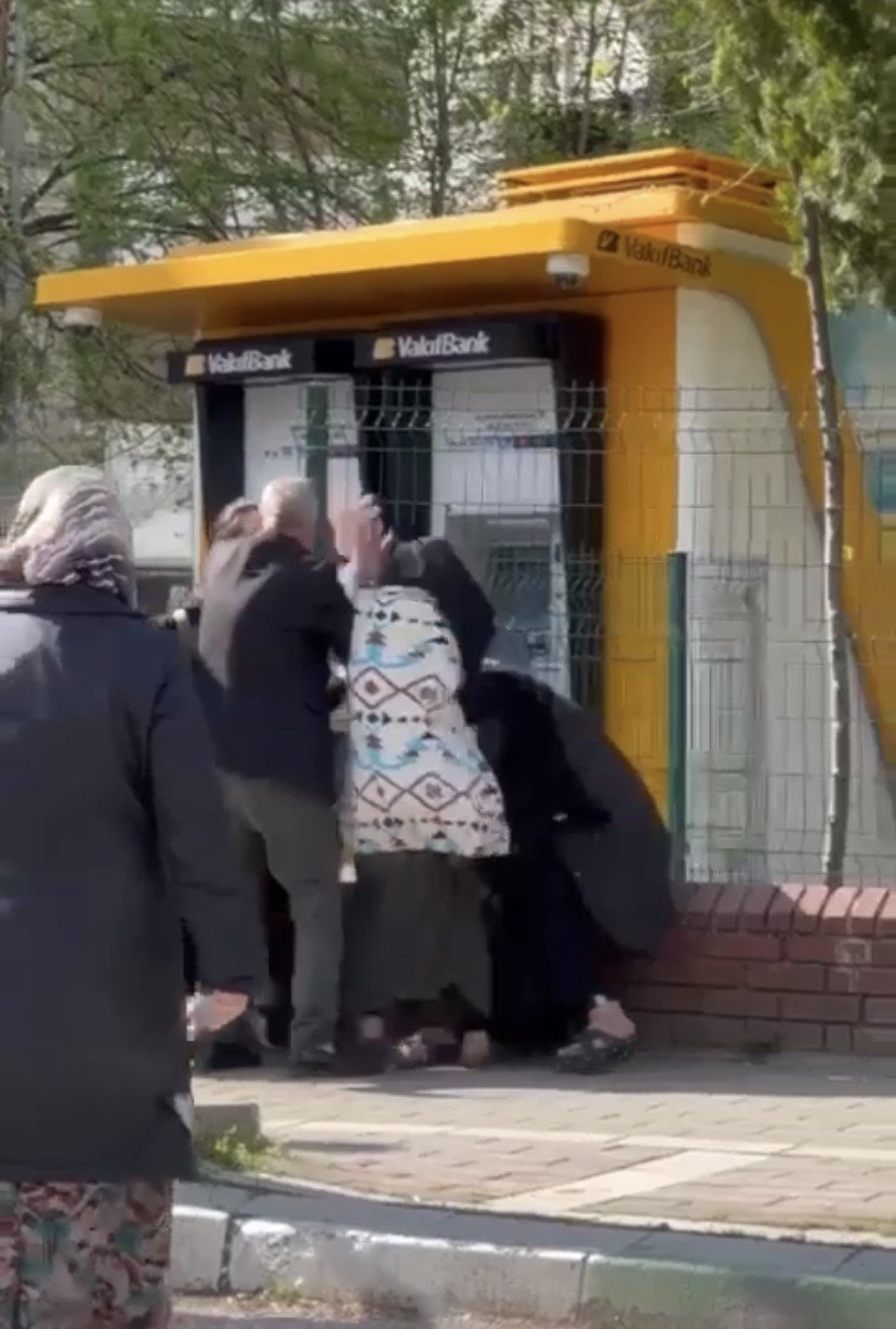 Dilencilerin tekme tokatlı ‘’bölge’’ kavgası