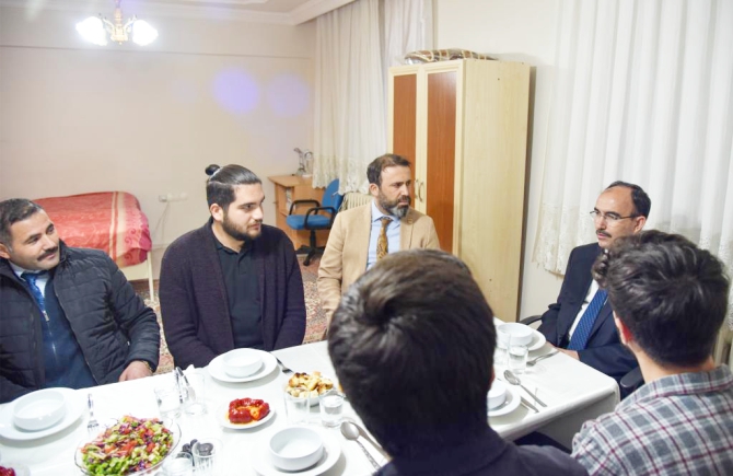 rektor-beydemir-ogrenci-evinde-iftar-yapti1.jpg
