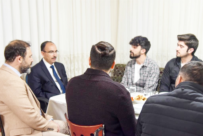 rektor-beydemir-ogrenci-evinde-iftar-yapti2.jpg