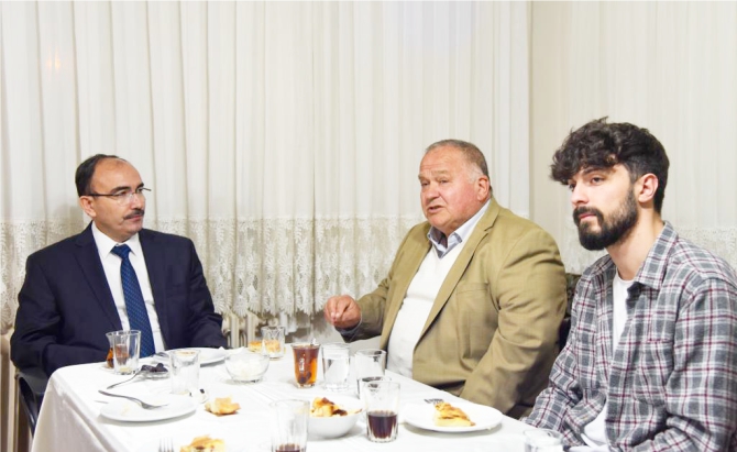rektor-beydemir-ogrenci-evinde-iftar-yapti3.jpg