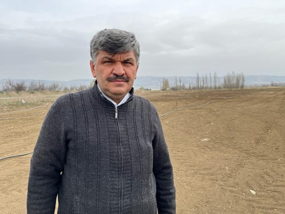 Rüzgarla birlikte kuruyan toprak çiftçiyi şaşkına çevirdi