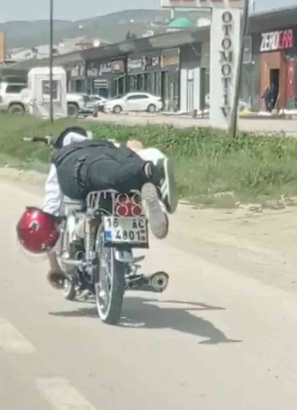 Motosiklet üzerinde akrobatik hareketler yapan sürücüye ceza