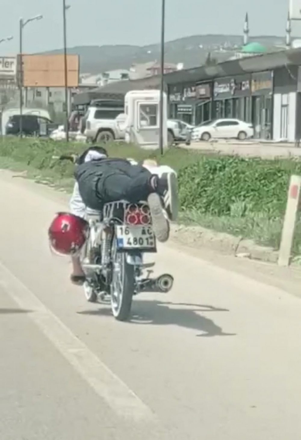 Motosiklet üzerinde akrobatik hareketler yapan sürücüye ceza