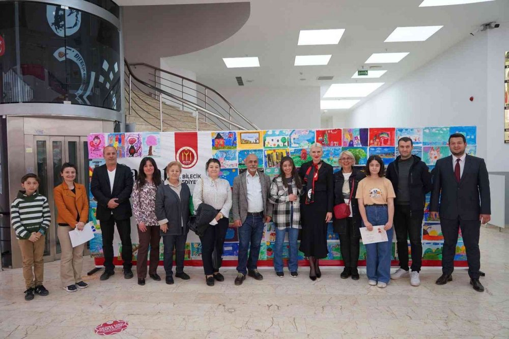 Sanat akademisi resim kursundaki öğrenciler eserlerini sergiledi