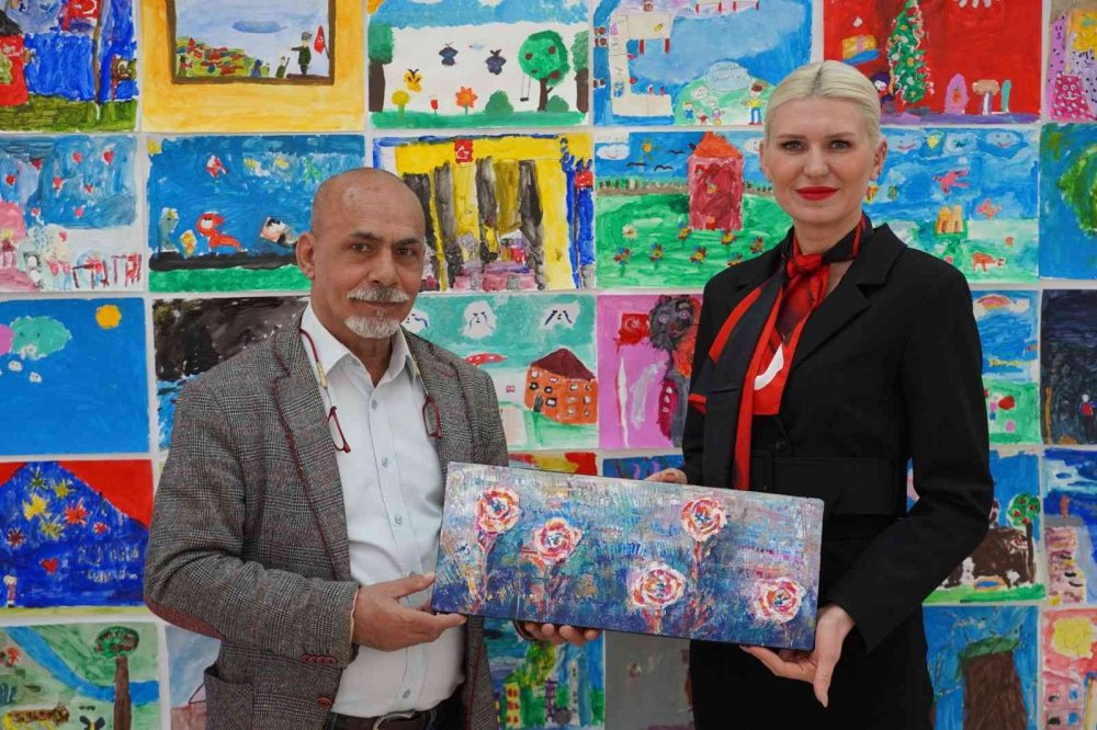 Sanat akademisi resim kursundaki öğrenciler eserlerini sergiledi