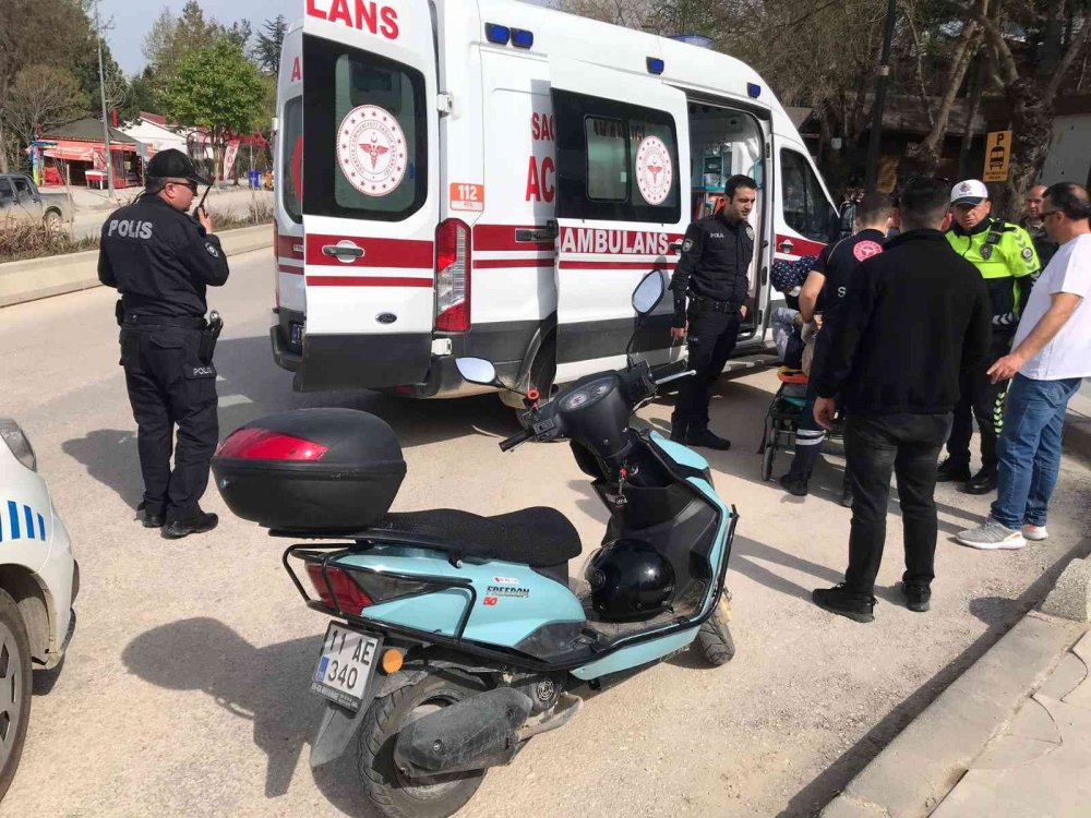 Yola aniden çıkan yaşlı adama motosiklet çarptı