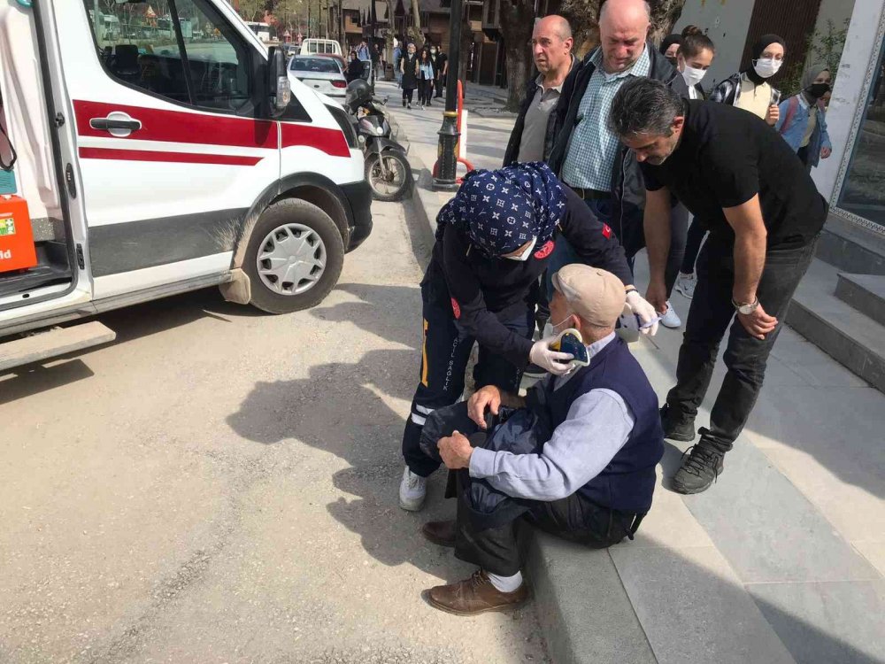 Yola aniden çıkan yaşlı adama motosiklet çarptı