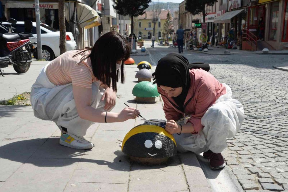 Zübeyde Hanım Caddesi uğur böcekleriyle donatılıyor