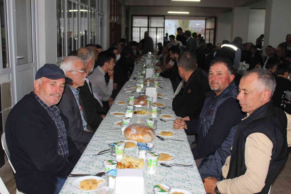20 yıldır sürdürülen geleneksel iftar programında 500 kişi bir araya geldi