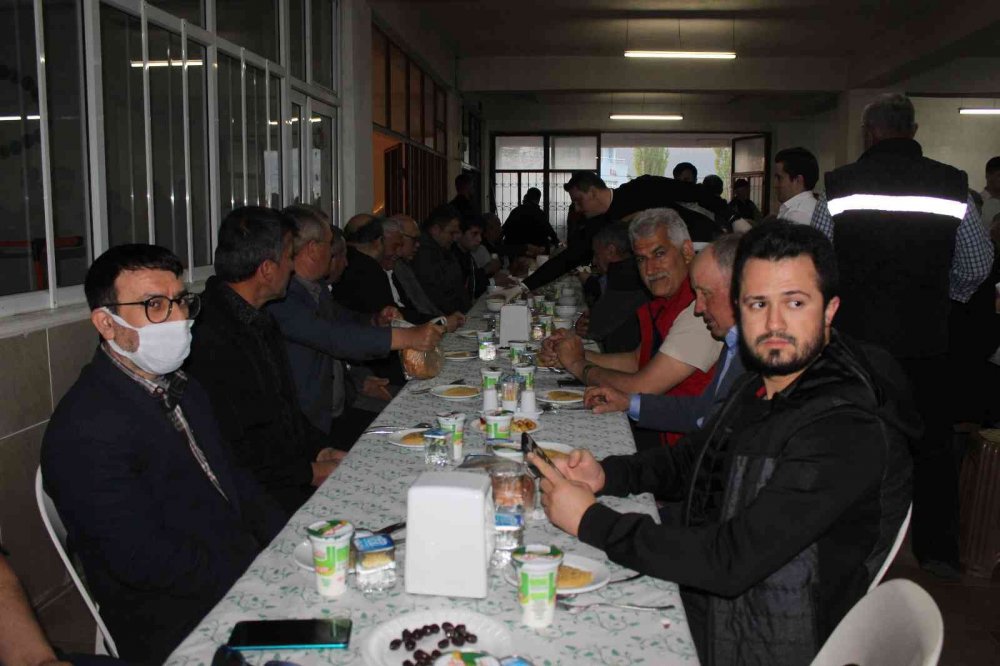 20 yıldır sürdürülen geleneksel iftar programında 500 kişi bir araya geldi