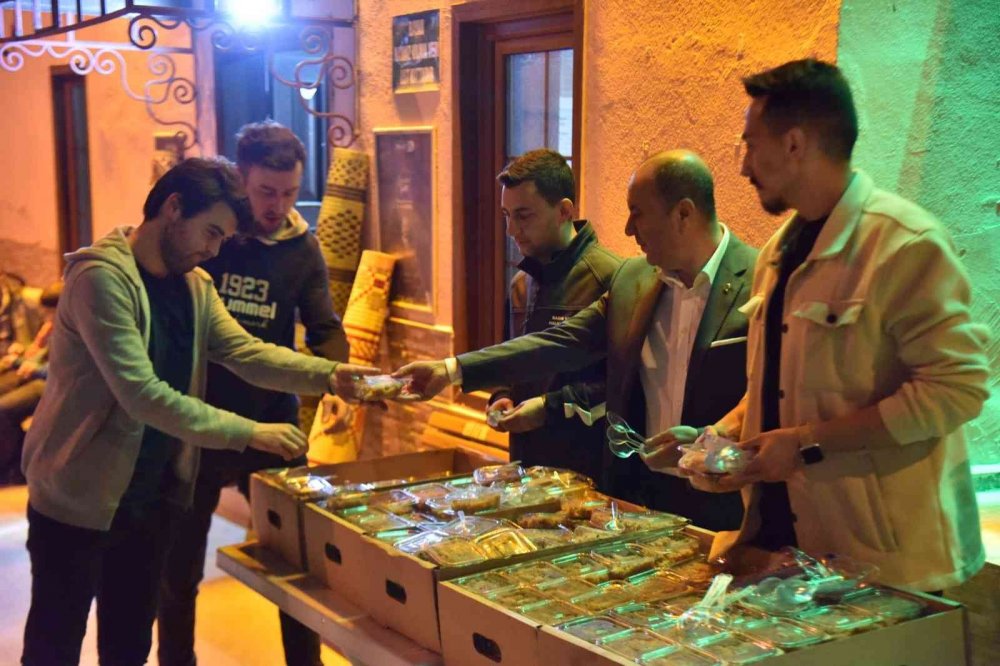 Bilecik Belediyesi’nden 4 bin kişiye helva ikramı