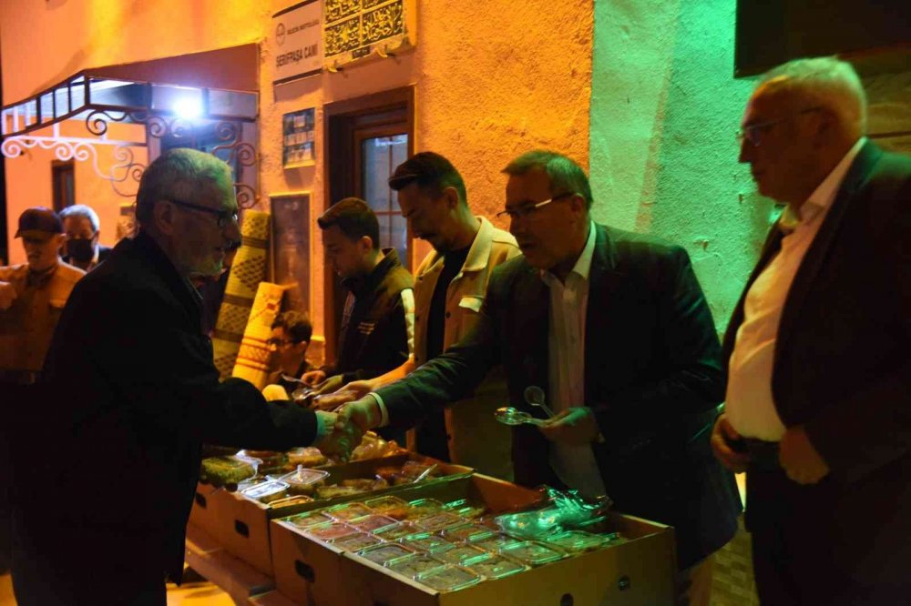 Bilecik Belediyesi’nden 4 bin kişiye helva ikramı