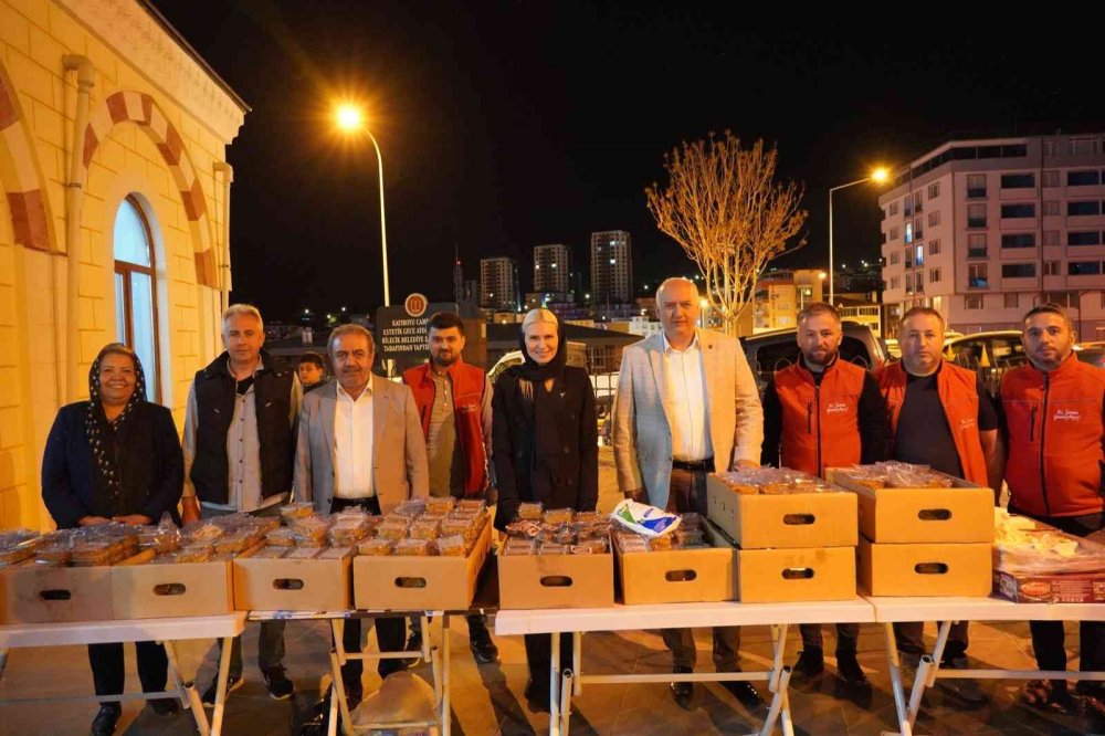 Bilecik Belediyesi’nden 4 bin kişiye helva ikramı