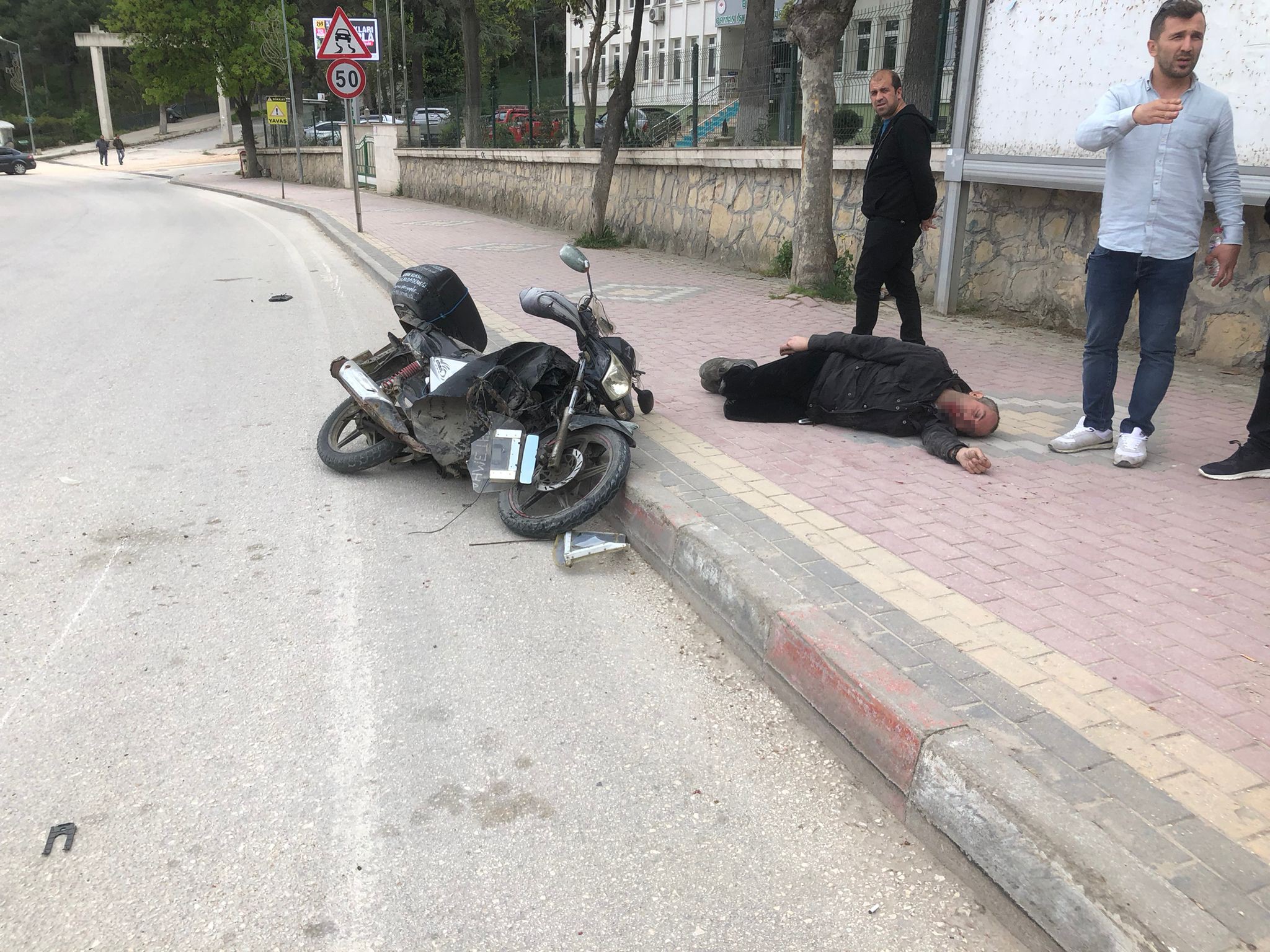 bilecikte-motosiklet-yayaya-carpti-2-yarali-001.jpg
