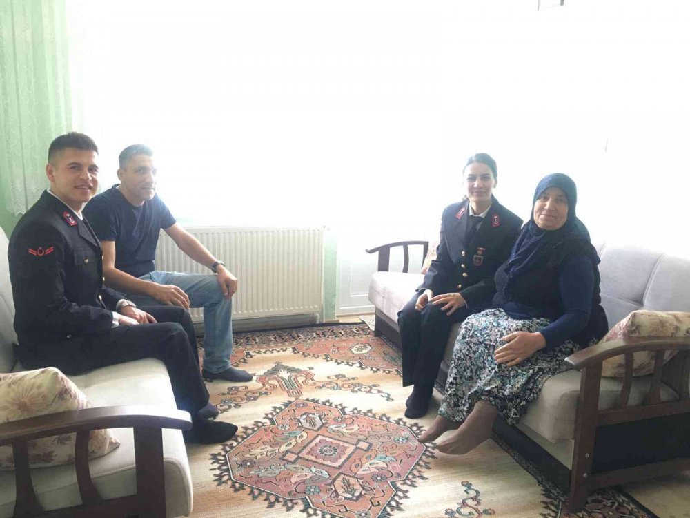 Jandarmadan Anneler Günü’nde anlamlı ziyaret