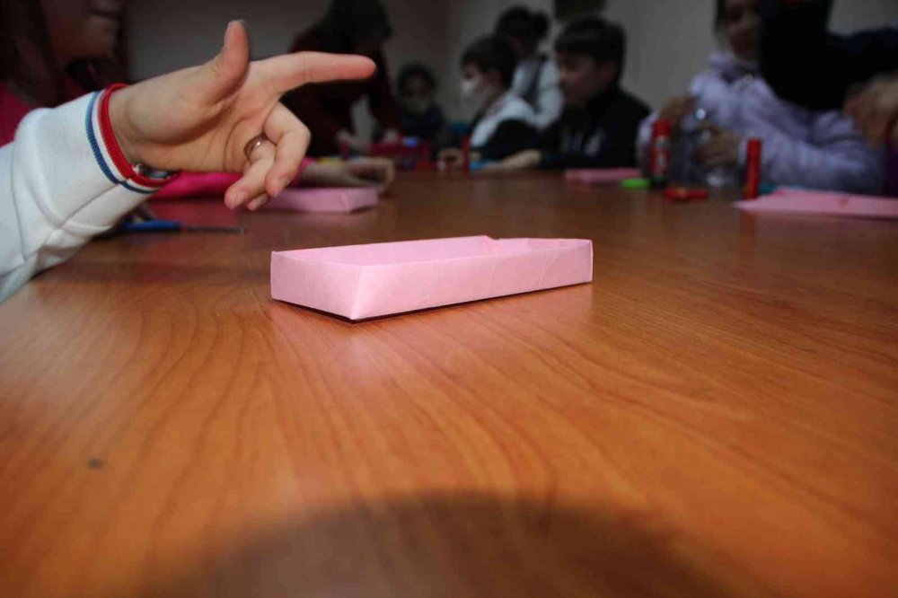 Origami sanatı ile çocuklar hayal güçlerini rengarenk kağıtlara yansıtıyor