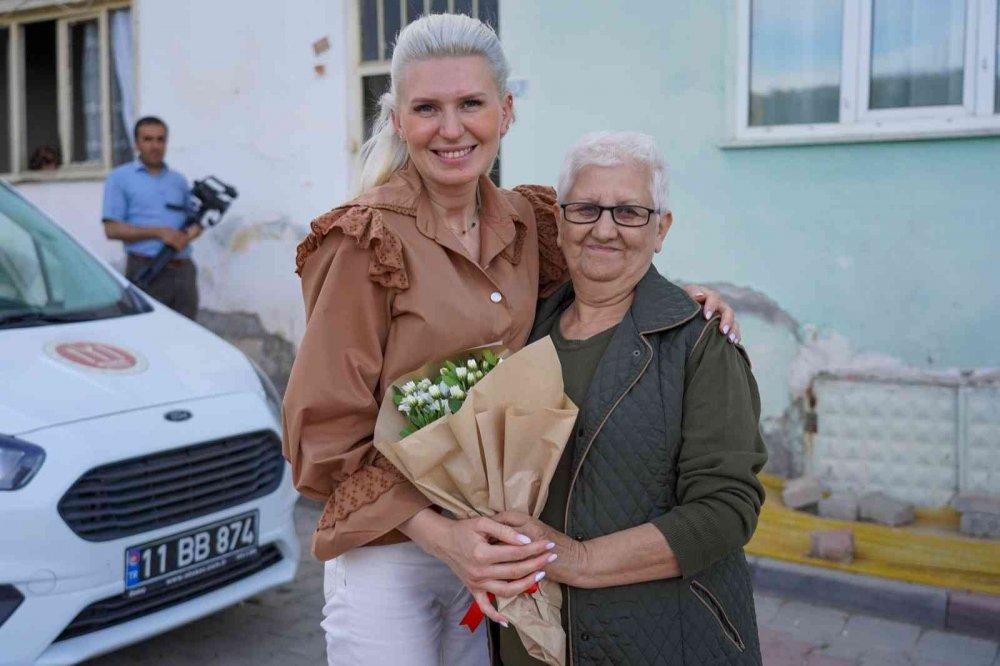 Evlilikte 30 yılı devirmiş annelere ziyaret