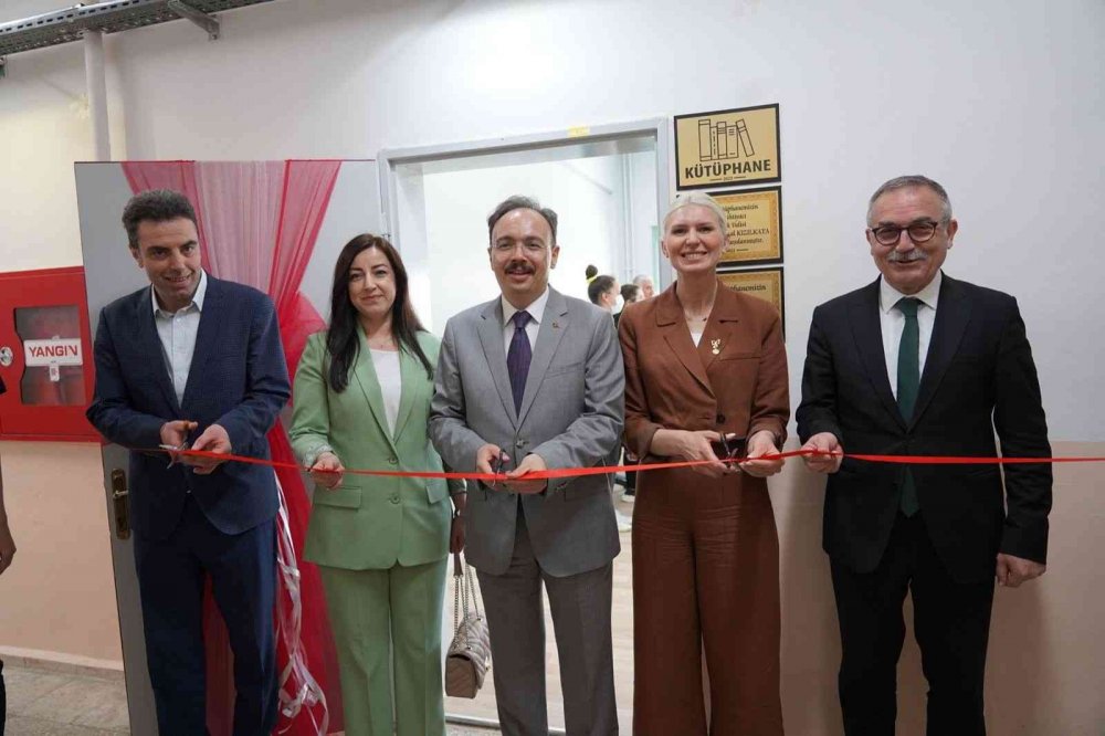 Başkan Vekili okuduğu okulun kütüphanesi baştan aşağı yeniledi