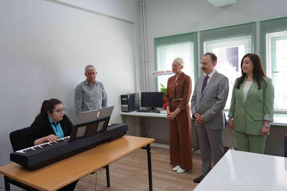 Başkan Vekili okuduğu okulun kütüphanesi baştan aşağı yeniledi