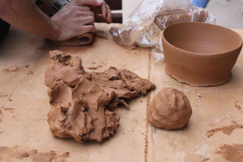 Geleneksel seramik yapımı sanatsever öğrencileri çamur ile buluşturdu