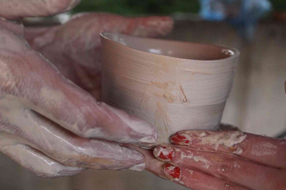 Geleneksel seramik yapımı sanatsever öğrencileri çamur ile buluşturdu