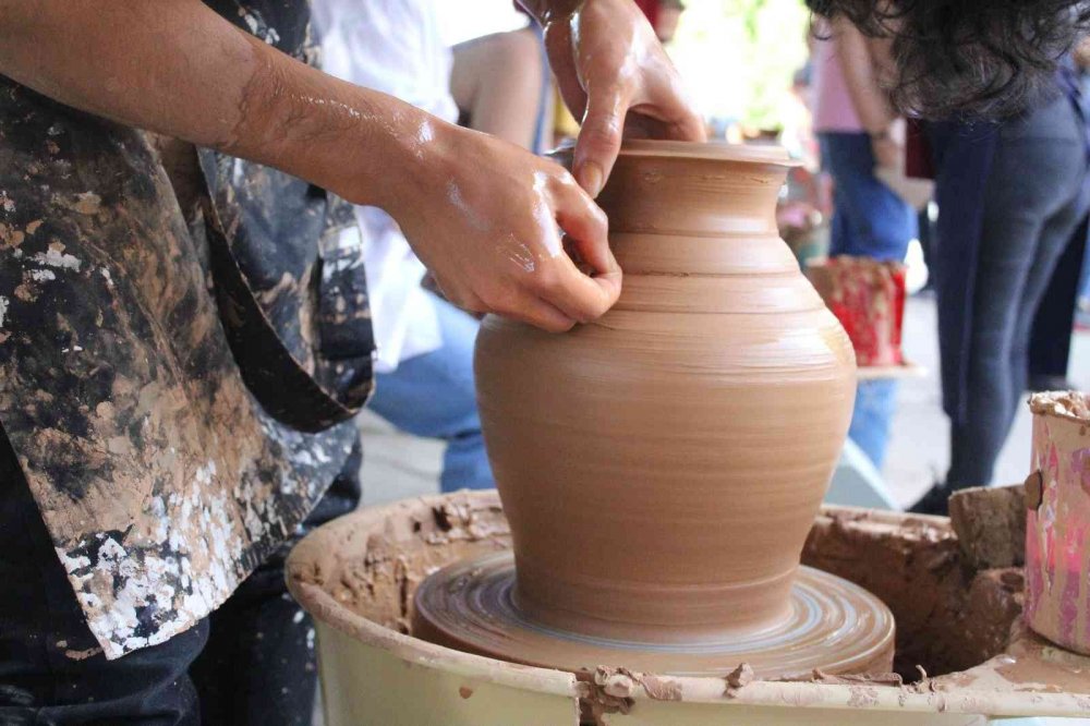 Geleneksel seramik yapımı sanatsever öğrencileri çamur ile buluşturdu