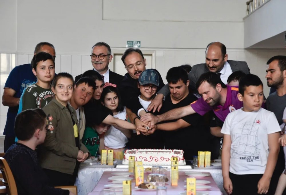 Özel gereksinimli sporcular hünerlerini sergiledi