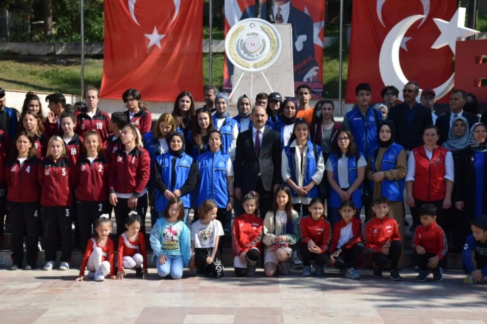 Bilecik’te Gençlik Haftası Atatürk Anıtı’na konulan çelenkle başladı