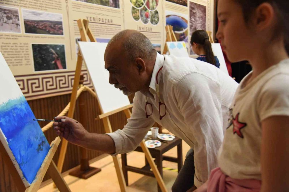 Çocuklar 19 Mayıs coşkusu tuvallere yansıttı