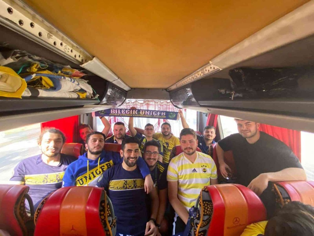 Genç Fenerbahçeliler sezonun son iç saha maçında takımını yalnız bırakmadı