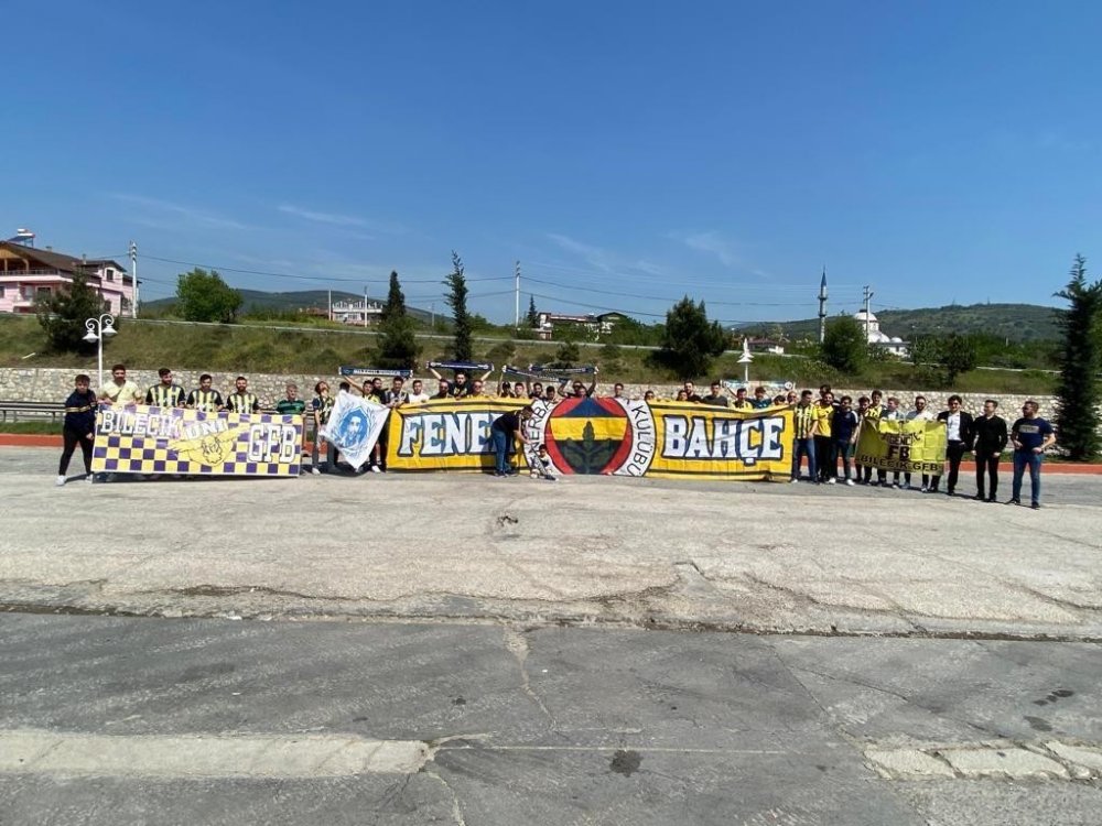 Genç Fenerbahçeliler sezonun son iç saha maçında takımını yalnız bırakmadı