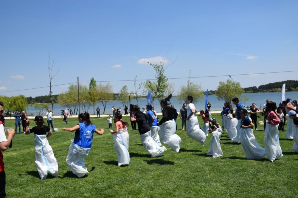 Vali Kızılkaya, gençlerle oyun oynadı, halat çekme yarışına katıldı