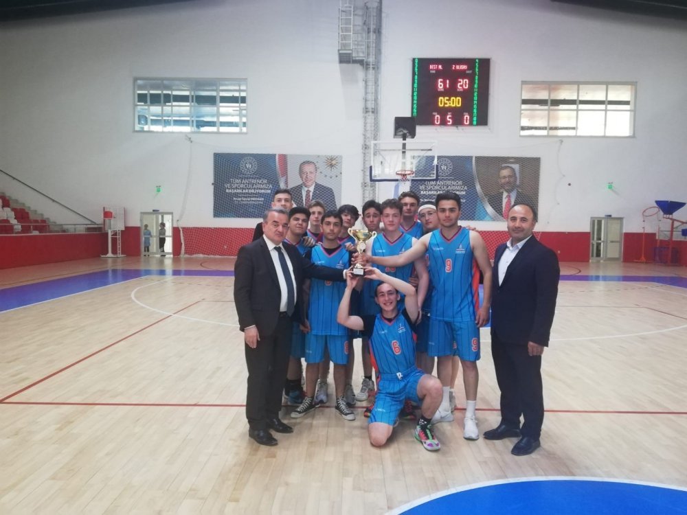 Genç Erkekler Futsal ve Basketbol şampiyonaları kupalarını aldı