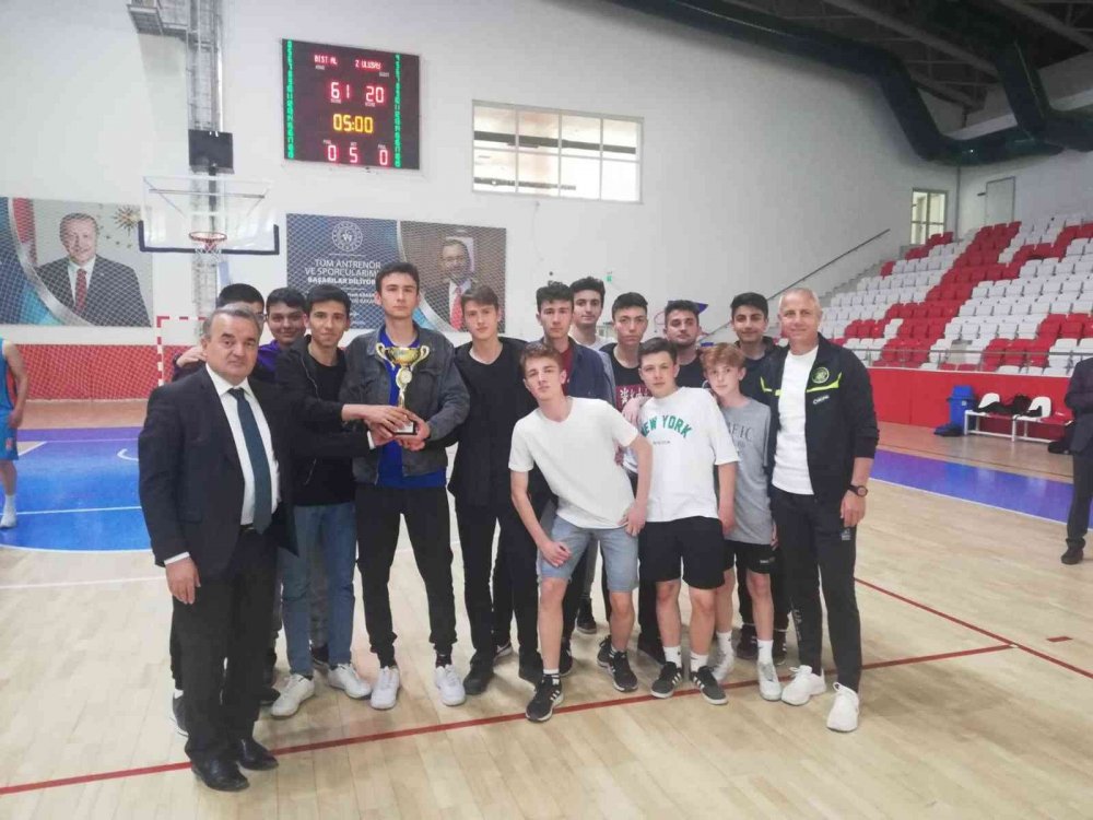 Genç Erkekler Futsal ve Basketbol şampiyonaları kupalarını aldı