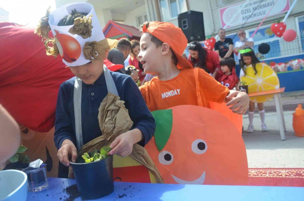 Miniklerin meyve defilesi