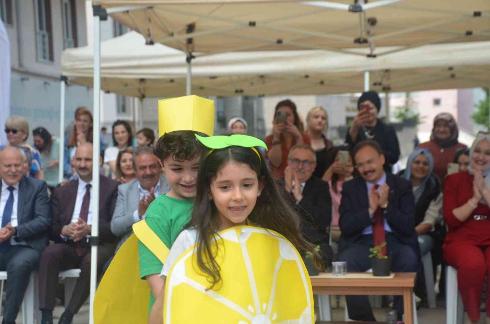 Miniklerin meyve defilesi